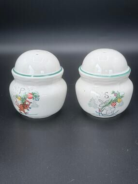 Vintage International China Country Christmas 8966 Salt Pepper Shakers Set